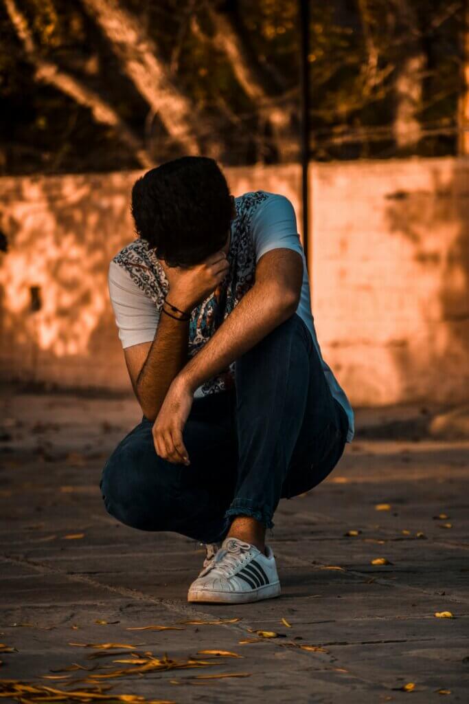 אדם יושב במצוקה – חרדה והתמכרות