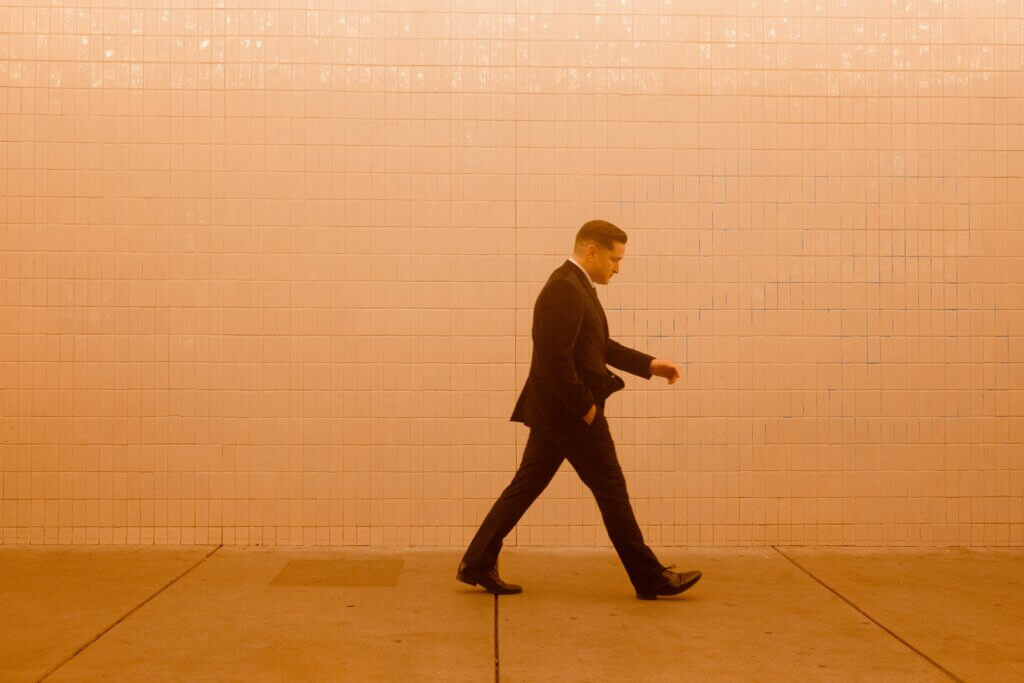 אדם הולך קדימה – חוסן נפשי והתמודדות עם חרדה והתמכרות