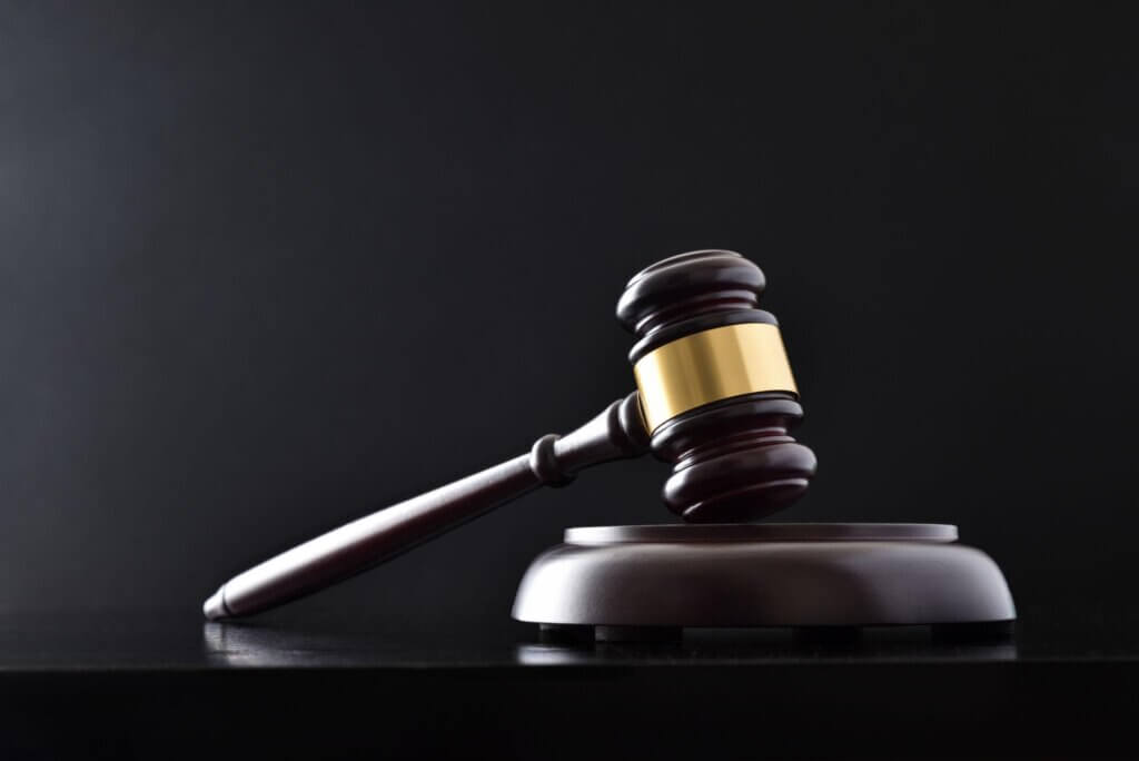 פטיש שופט המסמל צדק נוקשה לעומת חיבור בזוגיות