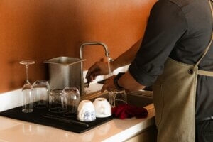 איך לגרום לבן הזוג לעזור בבית באמצעות חיזוק חיובי והערכה